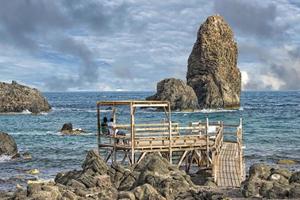 plataforma de madera en el mar foto