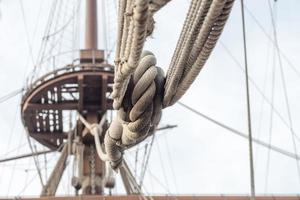 barco de vela obenques detalle en el cielo foto