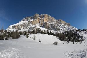 Dolomitas enorme vista panorámica en tiempo de nieve de invierno foto