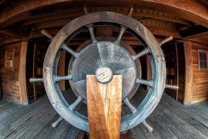 detalle de la rueda de madera del barco pirata foto