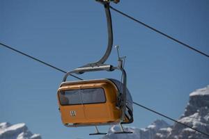 Telesilla para esquiadores en invierno nieve foto