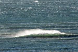 olas del océano atlántico en patagonia foto