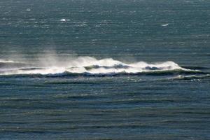 olas del océano atlántico en patagonia foto