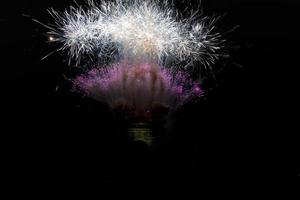 feliz año nuevo y feliz navidad fuegos artificiales sobre fondo negro foto