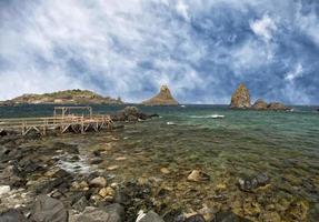 aci trezza sicilia cíclopes pilas rocas foto