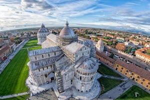 vista aérea de la cúpula de pisa desde la torre inclinada foto