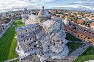 vista aérea de la cúpula de pisa desde la torre inclinada foto