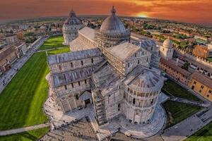 cúpula de la catedral de pisa puesta de sol vista aérea inusual desde la torre inclinada foto