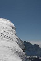 Dolomitas enorme vista panorámica en tiempo de nieve de invierno foto