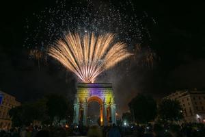 fuegos artificiales sobre fondo negro foto