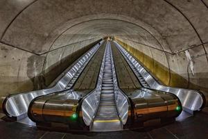 subterráneo metro escalera mecánica en movimiento foto