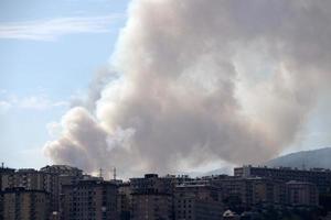 julio de 2022 gran incendio en las colinas de génova, italia foto