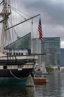 cañones de fregate de constelación en el puerto de baltimore foto