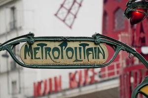 signo de metropolitain del metro de parís cerca de moulin rouge foto