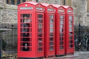 cabina roja de teléfono inglés en cambridge foto