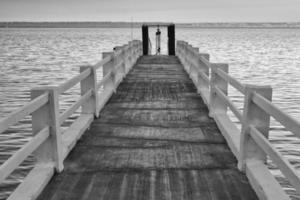 plataforma de madera en el mar foto