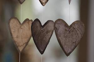 detalle de campanas de viento en forma de corazón foto