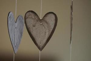 detalle de campanas de viento en forma de corazón foto