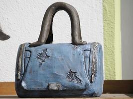 detalle de escultura de bolso femenino azul foto