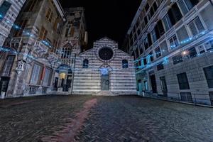 génova iglesia de san mateo y plaza de noche foto