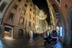 innsbruck, austria - 29 de diciembre de 2015 - calle de la ciudad con luz navideña foto