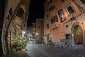 innsbruck, austria - 29 de diciembre de 2015 - calle de la ciudad con luz navideña foto