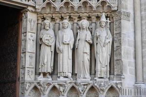 Detalle de la estatua de la fachada de Notre Dame