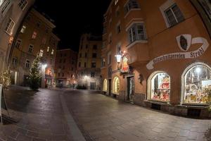 innsbruck, austria - 29 de diciembre de 2015 - calle de la ciudad con luz navideña foto