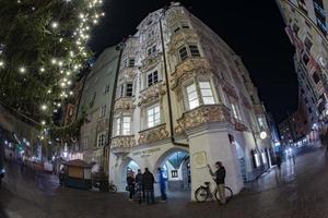 innsbruck, austria - 29 de diciembre de 2015 - calle de la ciudad con luz navideña foto