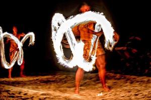 danza del fuego bailarina polinesia de las islas cook con poste de llamas foto