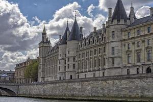 edificio de la conserjería del palacio de justicia de parís foto