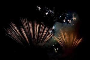 feliz año nuevo fuegos artificiales sobre fondo negro foto