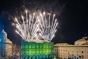 génova, italia - 19 de diciembre de 2015 - feliz año nuevo y feliz navidad fuegos artificiales foto