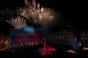 feliz año nuevo fuegos artificiales sobre fondo negro foto