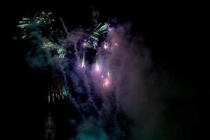 feliz año nuevo fuegos artificiales sobre fondo negro foto