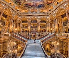 parís, francia - 3 de mayo de 2016 opera paris vista interior de la escalera foto