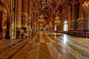 parís, francia - 3 de mayo de 2016 opera paris vista interior de la escalera foto