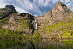 cascada y vista a la montaña en la isla de lofoten noruega foto