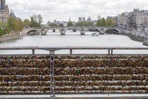 puente de amor lleno de casilleros en París en un día soleado foto