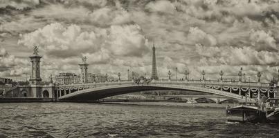 panorama de la vista del paisaje urbano de parís desde el sena foto