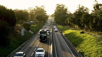 las carreteras pacíficas con muchos vehículos que viajan rodeados de árboles y variedad de plantas desde el día hasta la noche en leiria - lapso de tiempo video