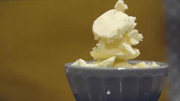 leiria, portugal - chef adicionando manteiga a um copo - tiro de close-up video
