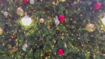 Kerstmis boom met bokeh lichten, voorraad video