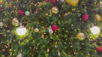 Kerstmis boom met bokeh lichten, voorraad video