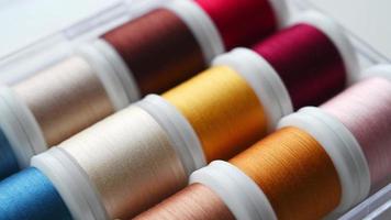 primer plano de la selección de hilos coloridos para máquina de coser. herramientas de sastrería. video