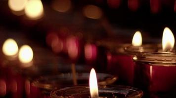 deseo rojo y rezar velas en una iglesia católica video