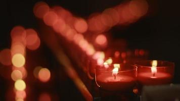 desejo vermelho e rezar velas em uma igreja católica video