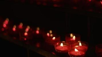 Rote Wunsch- und Gebetskerzen in einer katholischen Kirche video