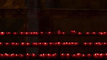 deseo rojo y rezar velas en una iglesia católica video