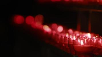 deseo rojo y rezar velas en una iglesia católica video